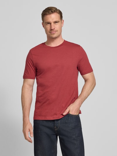 Männermodel trägt Regular Fit T-Shirt mit Rundhalsausschnitt von MCNEAL in Rot aus reiner Baumwolle, Ganzkörperansicht von vorne.
