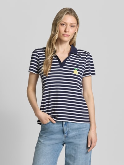 Frauenmodel trägt Regular Fit Poloshirt mit Brusttasche und Motiv-Stitching von More & More, Baumwoll-Modal-Mix mit Stretch-Anteil, navy-weiß gestreift, Ganzkörperansicht von vorne.
