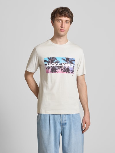 Männermodel trägt T-Shirt mit Label-Print Modell 'INDIANA' von Jack & Jones, cremefarben, Regular Fit, Rundhalsausschnitt, Ganzkörperansicht von vorne.