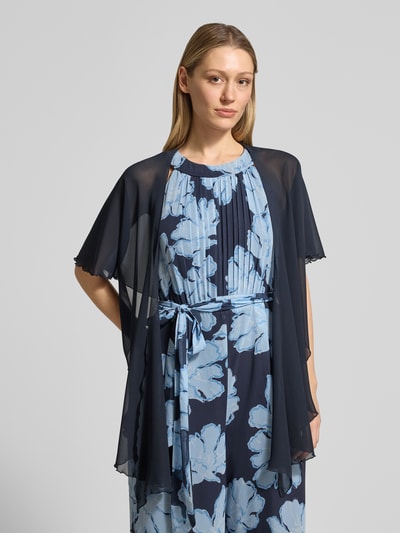 Vrouwenmodel draagt Bolero met open voorkant van Christian Berg Cocktail in marineblauw chiffon, losse fit, semitransparant, kort mouw, ruglengte maat S 41 cm, vooraanzicht bovenlichaam.