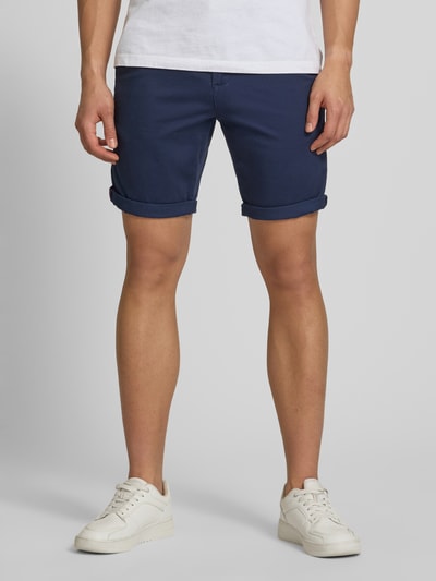 Männermodel trägt Regular Fit Shorts mit Eingrifftaschen Modell 'BOWIE' von Jack & Jones in Dunkelblau, Baumwoll-Elasthan-Mix, Ganzkörperansicht von vorne.