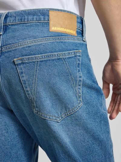 Mannelijk model draagt Tapered fit jeans uit mix van biologisch katoen Model 'MAAKX' van Armedangels, denimlook, detailopname achterzijde.
