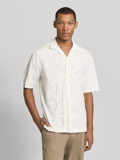 Männermodel trägt Regular Fit Freizeithemd aus Bio-Baumwolle von JAKE*S STUDIO MEN in Weiß, unifarben, Reverskragen, Knopfleiste, Kurzärmelig, Ganzkörperansicht von vorne.