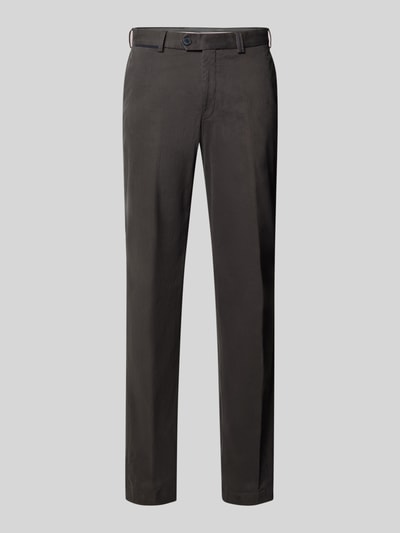 Produktfoto, Regular Fit Stoffhose mit Bügelfalten Modell 'Peaker' von Hiltl, brauner Baumwoll-Mix, glatte Textur, Paspeltaschen, Frontansicht.