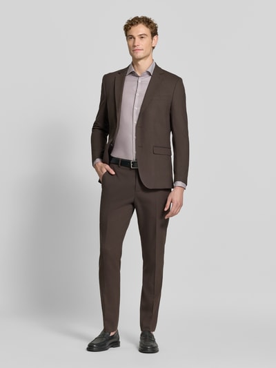 Männermodel trägt Slim Fit Businesshemd aus reiner Baumwolle Modell 'New Kent Patch' von Seidensticker in Hellgrau, Ganzkörperansicht von vorne, Herren Businesshemd von Seidensticker.