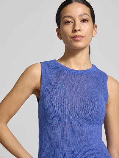 Frauenmodel trägt Stricktop mit Rundhalsausschnitt von Christian Berg Woman Selection in Blau, Semitransparent, Körpernaher-Schnitt, Nahaufnahme Oberkörper. Rückenlänge bei Größe 36: 53 cm.