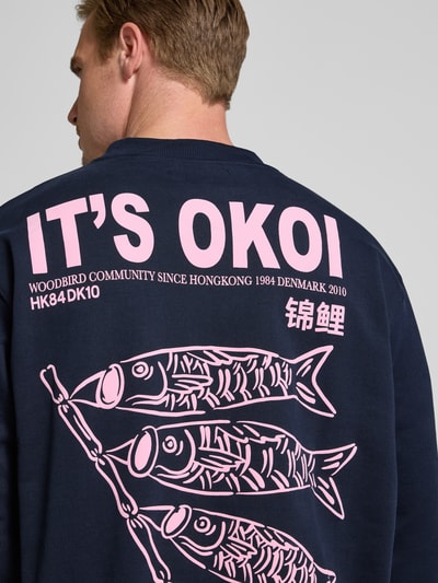 WOODBIRD Sweatshirt mit Label-Print Modell 'Cane Koi Crew' Marine 3