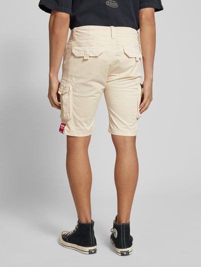 Alpha Industries Regular Fit Cargoshorts mit Label-Stitching Modell 'CREW SHORT' Offwhite 5