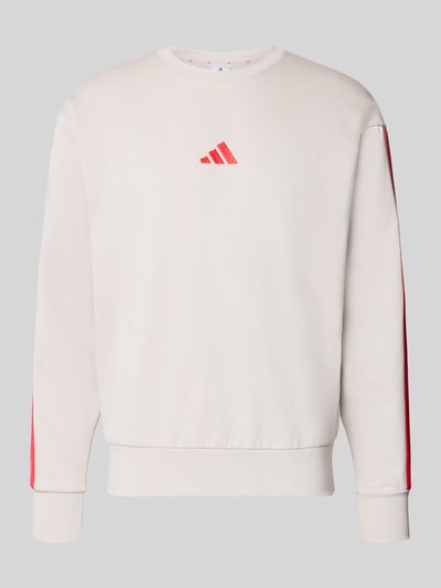 Produktfoto, Sweatshirt mit Label-Stitching von adidas Sportswear in Offwhite mit roten Details, Baumwoll-Elasthan-Mix, Rundhalsausschnitt, Regular Fit.