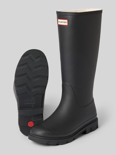 Produktfoto, Stiefel mit Label-Patch von Hunter in Schwarz, abgerundete Form, Innenfutter, profilierte Sohle, Absatz 3 cm, Schafthöhe 37 cm, Schaftweite 16 cm