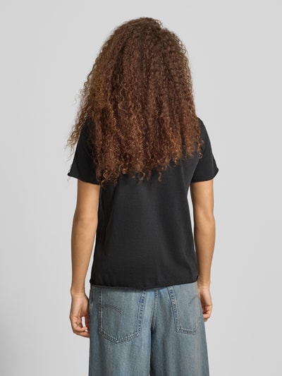 Frauenmodel trägt Damen T-Shirt Regular Fit aus reiner Baumwolle Modell 'LISA LIFE LUCY' von Only in Optik: Unifarben, Ganzkörperansicht Rückansicht.