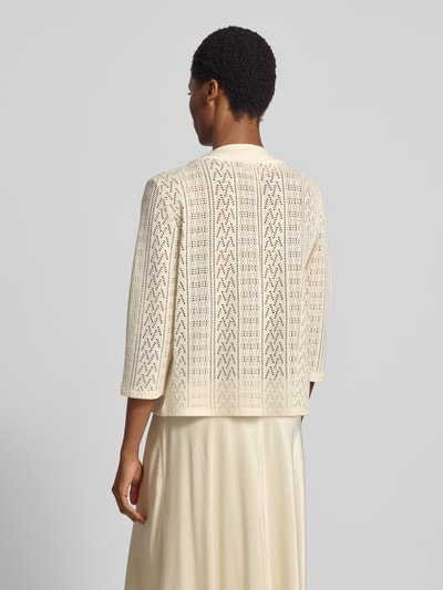Männermodel trägt Relaxed Fit Bolero aus mieszanka bawełny von s.Oliver RED LABEL, kremowe kolory, ażurowe wzory, Ganzkörperansicht Rückansicht.