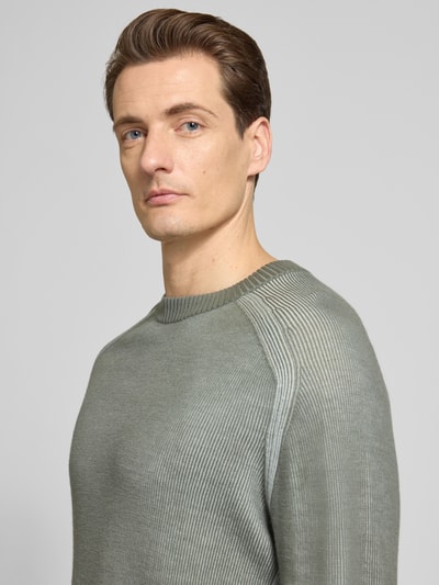 Mężczyzna nosi Regular Fit Strickpullover aus Schurwoll-Mix Modell 'AKAJER' von BOSS Orange, melanżowy, raglan, rippstrick, nahaufnahme górnej części ciała