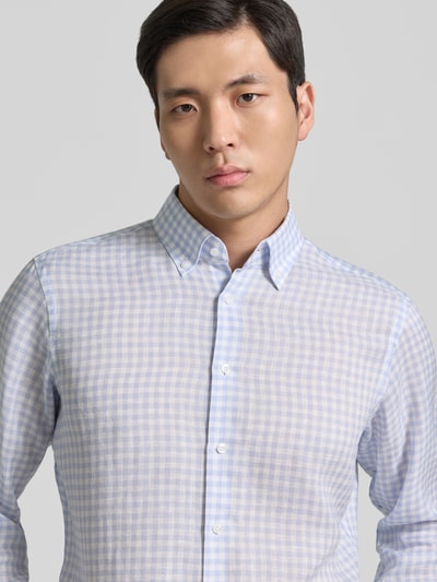 Männermodel trägt Regular Fit Leinenhemd mit Button-Down-Kragen von Christian Berg Men im Allover-Look, dezentes Karomuster, Nahaufnahme Oberkörper. Business Hemd, Reines Leinen, Rückenlänge 78 cm, Schulterbreite 45 cm, Ärmellänge 65 cm, Größe 39/40.
