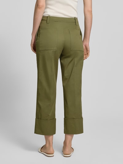 Vrouwenmodel draagt Hose mit fixiertem Aufschlag Modell 'PANTALONE' van Stefanel, katoenmix met stretch, straight fit, olijfgroen, steekzakken, haakjes- en ritssluiting, omslagzoom, achterzakken, bandwijdte maat 36: 35 cm, binnenbeenlengte maat 36: 66 cm, volledig lichaam achteraanzicht.
