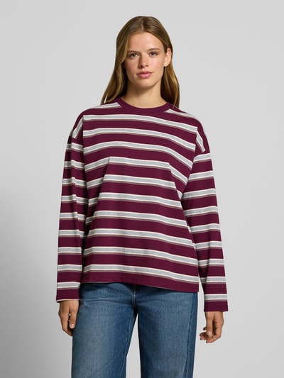 Vrouwenmodel draagt Relaxed Fit Sweatshirt uit katoenmix model 'Ember' van NOISY MAY®, bordeaux met witte strepen, lange mouwen, ronde hals, damessweatshirt, voorkant hele lichaam, ruglengte maat S: 62 cm.