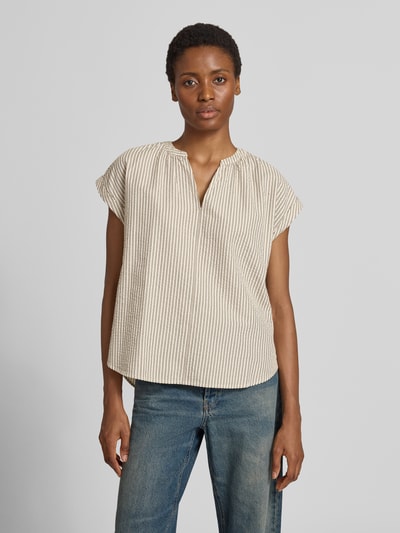 Frauenmodel trägt Regular Fit Kurzarmbluse aus reiner Baumwolle von s.Oliver RED LABEL, beige mit feinen Streifenmuster, lockere Form, Ganzkörperansicht von vorne.