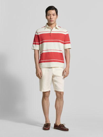 Männermodel trägt Shorts aus Leinen mit Gesäßtaschen von Gant in Beige, Regular-Fit, elastischer Bund, Ganzkörperansicht von vorne. Bundweite bei Größe M 43 cm, Innenbeinlänge 23 cm.
