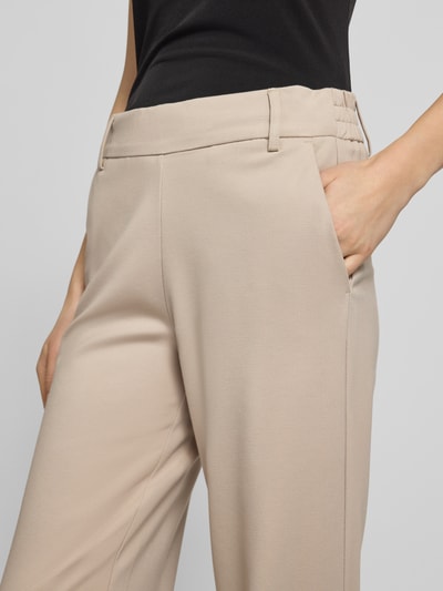 Frauenmodel trägt Straight Fit Hose aus Viskose-Mix Modell 'POPTRASH' von Only, unifarben beige, Sweat-Material, Nahaufnahme Oberkörper.