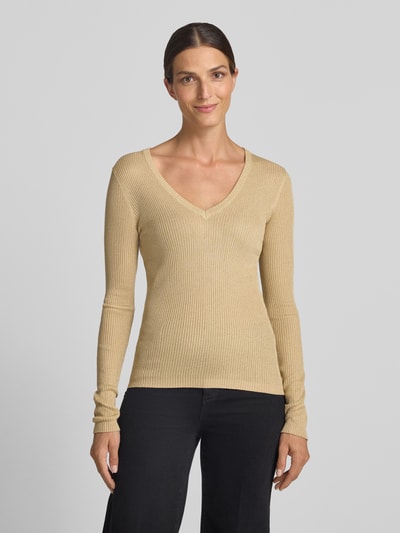 Frauenmodel trägt Slim Fit Pullover aus Viskose-Mix Modell 'Maglia' von Liu Jo White in Beige mit V-Ausschnitt und breitem Bund, Ganzkörperansicht von vorne.