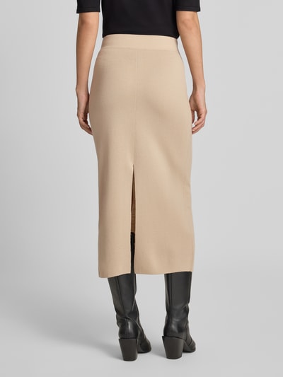 Frauenmodel trägt Ausgestellter Midi-Rock aus reiner Schurwolle Modell 'Sonni' von Max Mara in Beige, glatte Textur, Gehschlitz, Ganzkörperansicht Rückansicht.