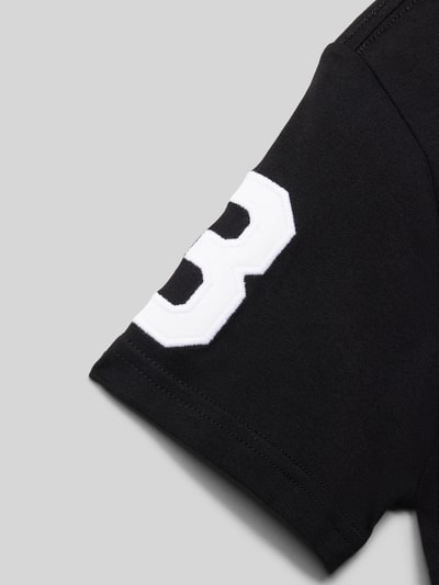 Produktfoto, Regular Fit T-Shirt aus reiner Baumwolle von Polo Ralph Lauren Teens in Optik: Unifarben mit Logo-Stitching, Ärmelform: Kurzarm, Material: reine Baumwolle, Detailaufnahme der Ärmelstruktur und weißen Applikation.