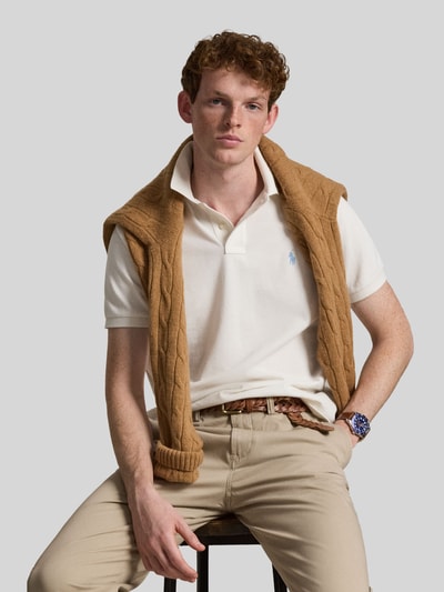 Männermodel trägt Regular Fit Poloshirt aus reiner Baumwolle von Polo Ralph Lauren in Weiß, unifarben, Logo-Detail, Nahaufnahme Oberkörper.