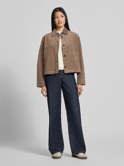 Frauenmodel trägt Regular Fit Hemdjacke aus reiner Baumwolle von Marc O'Polo, beige, strukturierte Oberfläche, Damen Bomberjacke, Ganzkörperansicht von vorne.