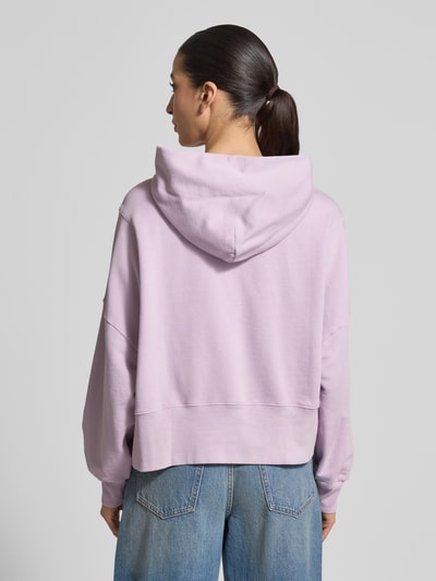 Frauenmodel trägt Relaxed Fit Hoodie aus reiner Baumwolle von Marc O'Polo, Optik: Unifarben, Label-Print, Kapuze, Langarm, Gerippt, Sweat, Ganzkörperansicht Rückansicht.