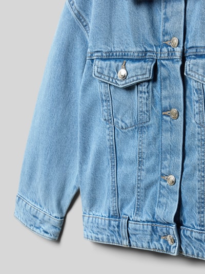 Produktfoto, Regular Fit Jeansjacke mit Umlegekragen Modell 'Alice' von Mango für kinder aus Reine Baumwolle, blaue Farbe, sichtbare Brusttaschen und durchgängige Knopfleiste, Struktur und Nähte deutlich erkennbar, Rücklänge 49 cm, Schulterbreite 44 cm, Ärmellänge 42 cm bei Größe 134.