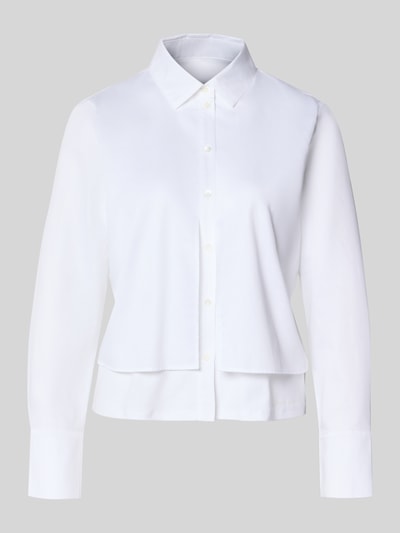 Produktfoto, Regular Fit Bluse in Layering-Optik von Marc Cain aus Baumwoll-Elasthan-Mix, weiß, Label-Print, Hemdblusenkragen, Knopfleiste