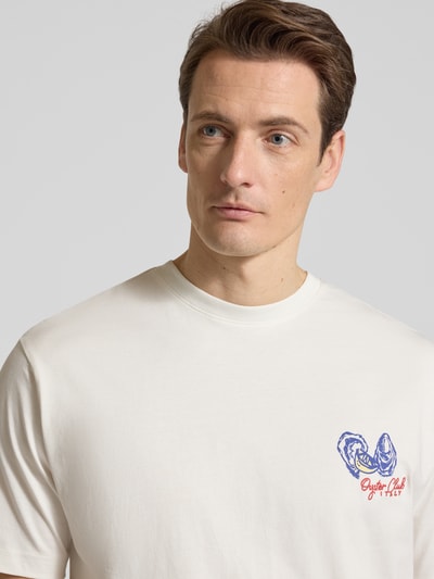 Męski t-shirt z bawełny MCNEAL, model 'PETER', prosty krój, okrągły dekolt, długość tyłu w rozmiarze M: 66 cm, nahaufnahme oberkörper.