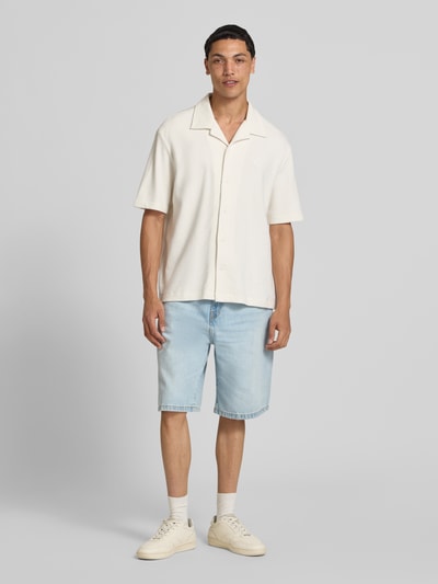 Männermodel trägt Relaxed Fit Freizeithemd aus reiner Baumwolle von Calvin Klein Jeans, Optik: Unifarben, Materialverarbeitung: Piqué, Ganzkörperansicht von vorne.