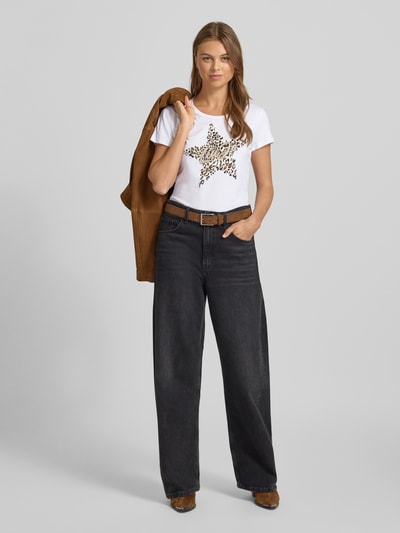 Frauenmodel trägt T-Shirt mit Label-Print und Ziersteinbesatz von Liu Jo White, weiße Baumwolle, Regular-Fit, Rundhalsausschnitt, Ganzkörperansicht von vorne.