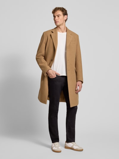Männermodel trägt Straight Fit Jeans aus Baumwoll-Mix von bugatti in Schwarz, dezentes 5-Pocket-Design, dunkler Farbton, Ganzkörperansicht von vorne.