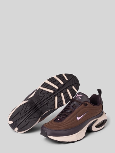 Produktfoto, Sneaker mit Logo Modell 'Air Max Portal' von Nike in Braun und Schwarz mit abgerundeter Spitze, Schnürung, sichtbarer Sohle, Absatzhöhe 7 cm, Schafthöhe 5 cm, Schaftweite 7 cm, strukturierte Texturen