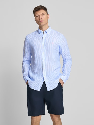 Männermodel trägt Regular Fit Freizeithemd aus reinem Leinen von Polo Ralph Lauren, lichtblauw gestreept, linnen textuur, ganzkörperansicht von vorne.