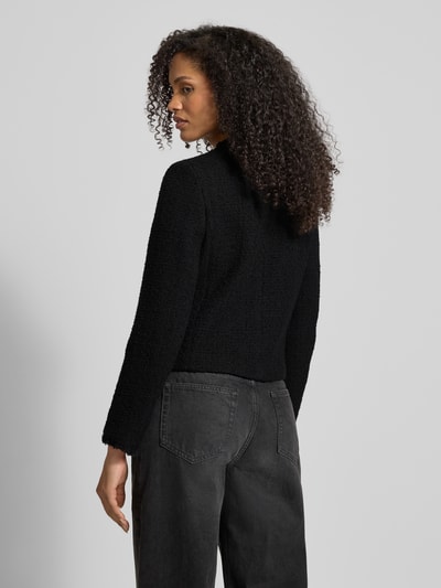 Frauenmodel trägt Slim Fit Kurzblazer aus Schurwoll-Mix Modell 'AGAMI' von Weekend Max Mara, Optik: Unifarben, Passform: Slim-Fit, ohne Kragen, Label-Stitching-Applikation, Fransen, einreihige Knopfleiste, Langarm mit Fransen-Abschluss, Vordertaschen, Material: Schurwoll-Mix; Ganzkörperansicht Rückansicht.