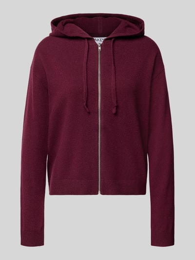 Produktfoto, Regular Fit Strickjacke aus reinem Kaschmir von Jake*s Casual in Dunkelrot mit glatter Textur und Kapuze vor grauem Hintergrund.