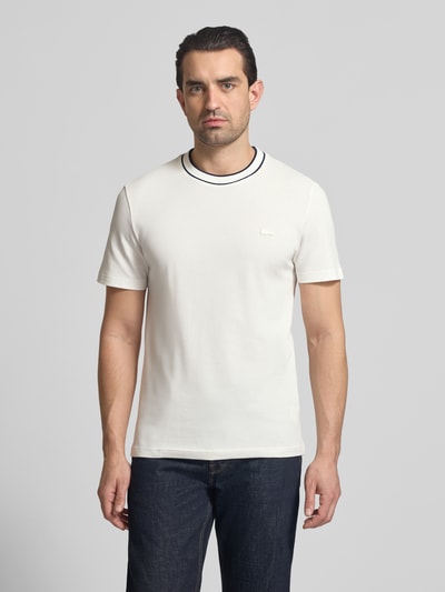 Männermodel trägt Regular Fit T-Shirt aus Baumwoll-Mix von Lacoste, Optik: Unifarben, Logo-Stitching, Piqué, Ganzkörperansicht von vorne.