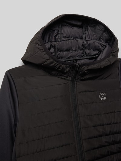 Produktfoto, Kurtka 'Jacke mit Steppnähten und Reißverschluss' od JACK & JONES, krój regular fit, pikowanie, logo, kaptur, zamek błyskawiczny, długość tyłu w rozmiarze 152: 61 cm, szerokość ramion w rozmiarze 152: 36 cm, długość rękawów w rozmiarze 152: 57 cm, czarna, matowa struktura