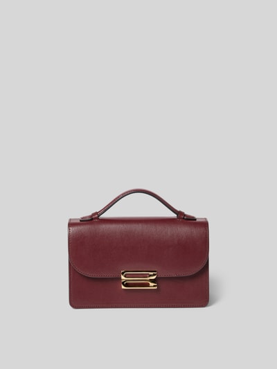 Produktfoto, Clutch aus Leder von Victoria Beckham in Dunkelrot, abnehmbarer Schulterriemen, Überschlag, goldene Schließe, zwei Hauptfächer, Innentasche, Maße: Breite 20 cm, Länge 12 cm, Tiefe 8 cm, beschichtetes Leder