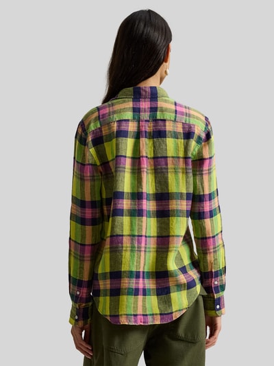 Frauenmodel trägt Regular Fit Hemdbluse aus reinem Leinen von Polo Ralph Lauren mit buntem Karomuster, Logo-Stitching, Ganzkörperansicht Rückansicht.