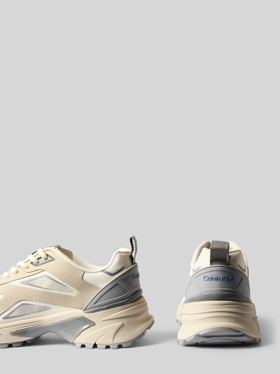 Produktfoto, Low Top Sneaker mit Label-Detail Modell 'HIKE RUN' von CK Calvin Klein in Mehrfarbig, Plateau, abgerundete Schuhspitze, Label-Applikation, Zuglasche, Mesh-Detail, Schnürung, profilierte Sohle, Damen, Optik: mehrfarbig