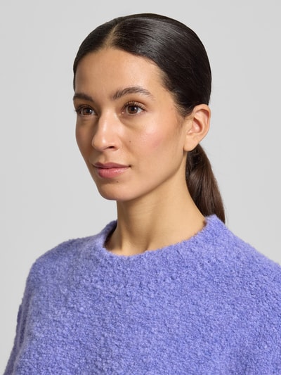 Kobiece modelka nosi Strickpullover mit gerippten Abschlüssen Modell 'ZOLLY' od American Vintage, fioletowy melanż, luźny krój, półokrągły dekolt, rękawy 1/2, mieszanka wełny z alpaki, detaliczny widok górnej części, z przodu