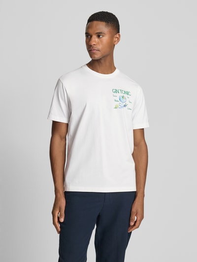 Męskimodel nosi t-shirt z bawełny z haftami, okrągły dekolt, krój regular fit, model 'PORTOFINO' od MC2 Saint Barth, długość tyłu 68 cm, widok z przodu, ujęcie całej sylwetki.