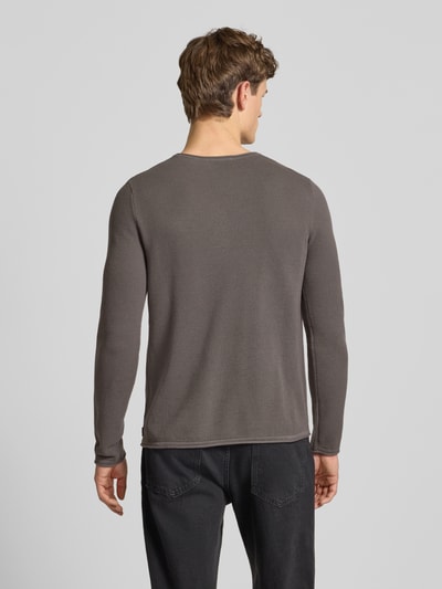 Männermodel trägt Basic Strickpullover mit Rundhalsausschnitt und Rollkanten von Review, reine Baumwolle, Regular-Fit, Rückansicht.