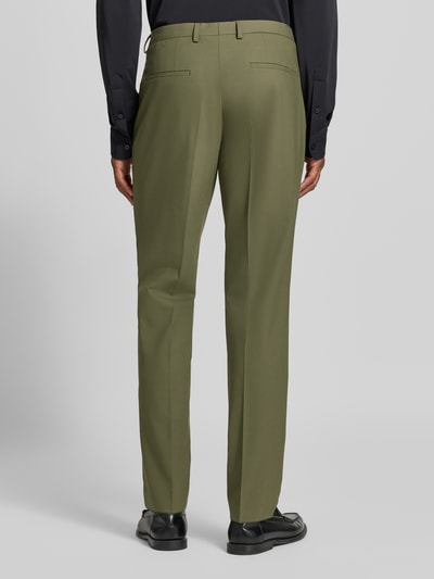 Männermodel trägt olivgrüne Super Slim Fit Anzughose aus Woll-Mix Modell 'Hesten253X' von HUGO, Herren Anzughose, Ganzkörperansicht Rückansicht.