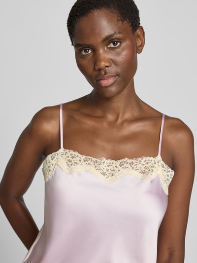 Frauenmodel trägt Trägertop mit Spitzenbesatz Modell 'DELICAT' von MANGO in zartem Satin, fliederfarben, Nahaufnahme Oberkörper.