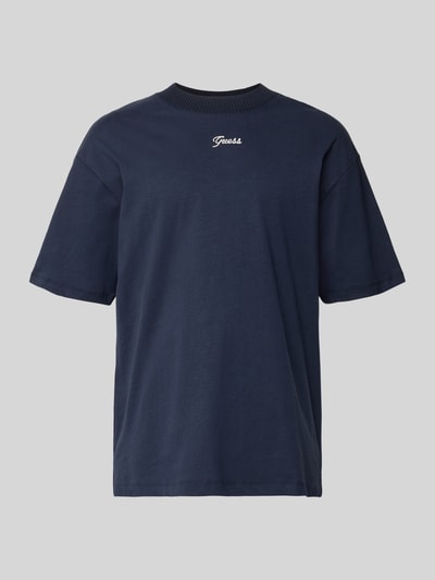 Produktfoto, T-Shirt mit Label-Detail von Guess in Dunkelblau, Reine Baumwolle, Lockerer-Schnitt, Gerippter Rundhalsausschnitt, Rückenlänge 73 cm bei Größe M